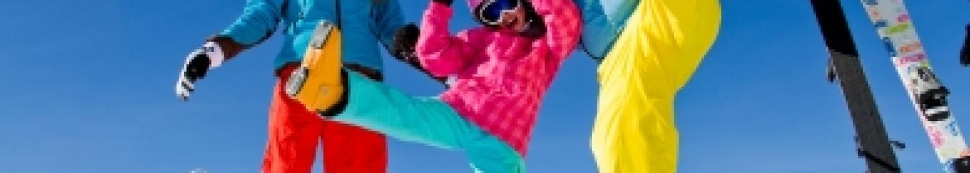 Famille en ski heureux d'être à Valmorel