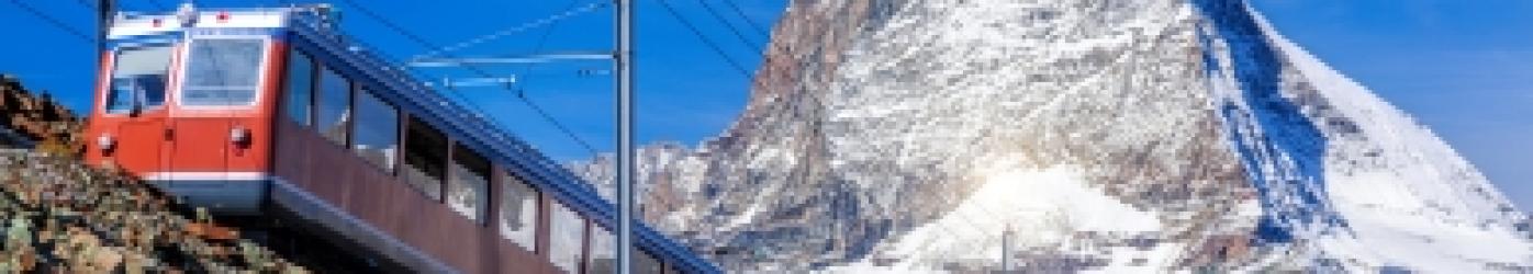 Train suisse sous massif enneigé 