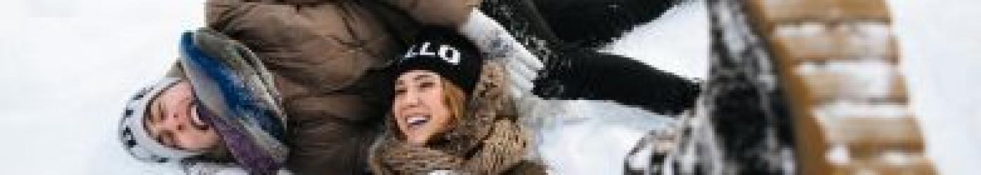 couple heureux dans la neige 