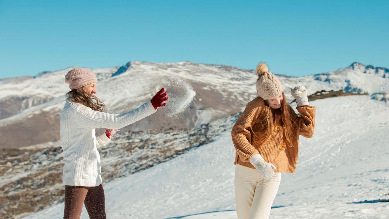 bataille des boules de neige entre deux amies