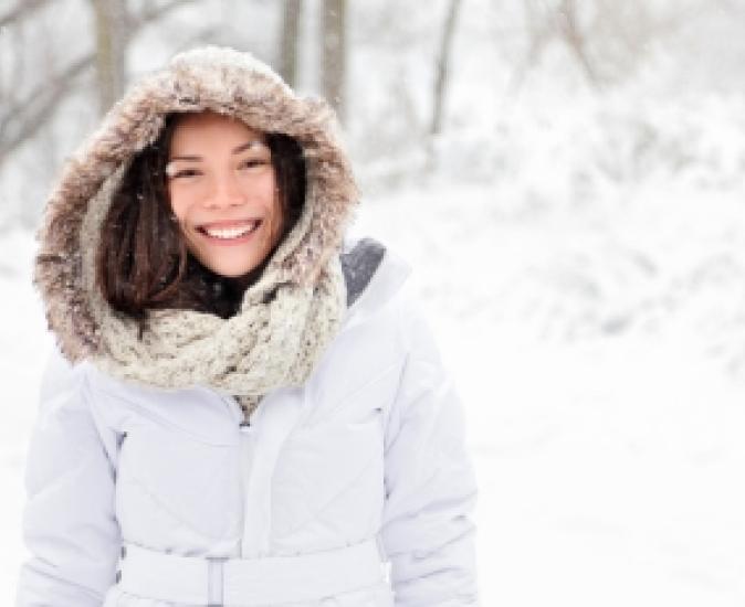 femme souriante dans un paysage enneigé